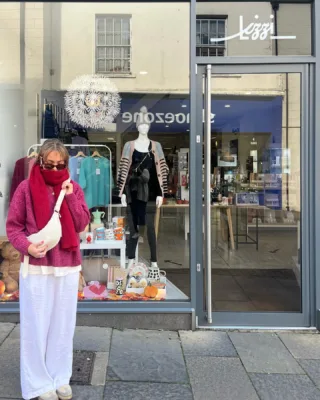 Katie Loxton has brought all of the autumn feeling! To cozy scarves, bags, scents and yes sunglasses for the cold but sunny days ♥️❄️